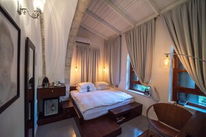 Egyptian cotton sheets, hypo-allergenic bedding, minibar, in-room safe