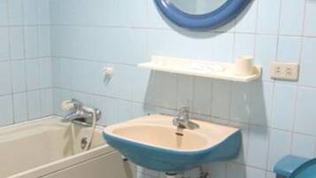 Gratis toiletartikelen, een haardroger, pantoffels, handdoeken