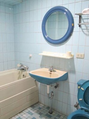 Toalettartikler (inkludert), hårføner, tøfler og håndklær