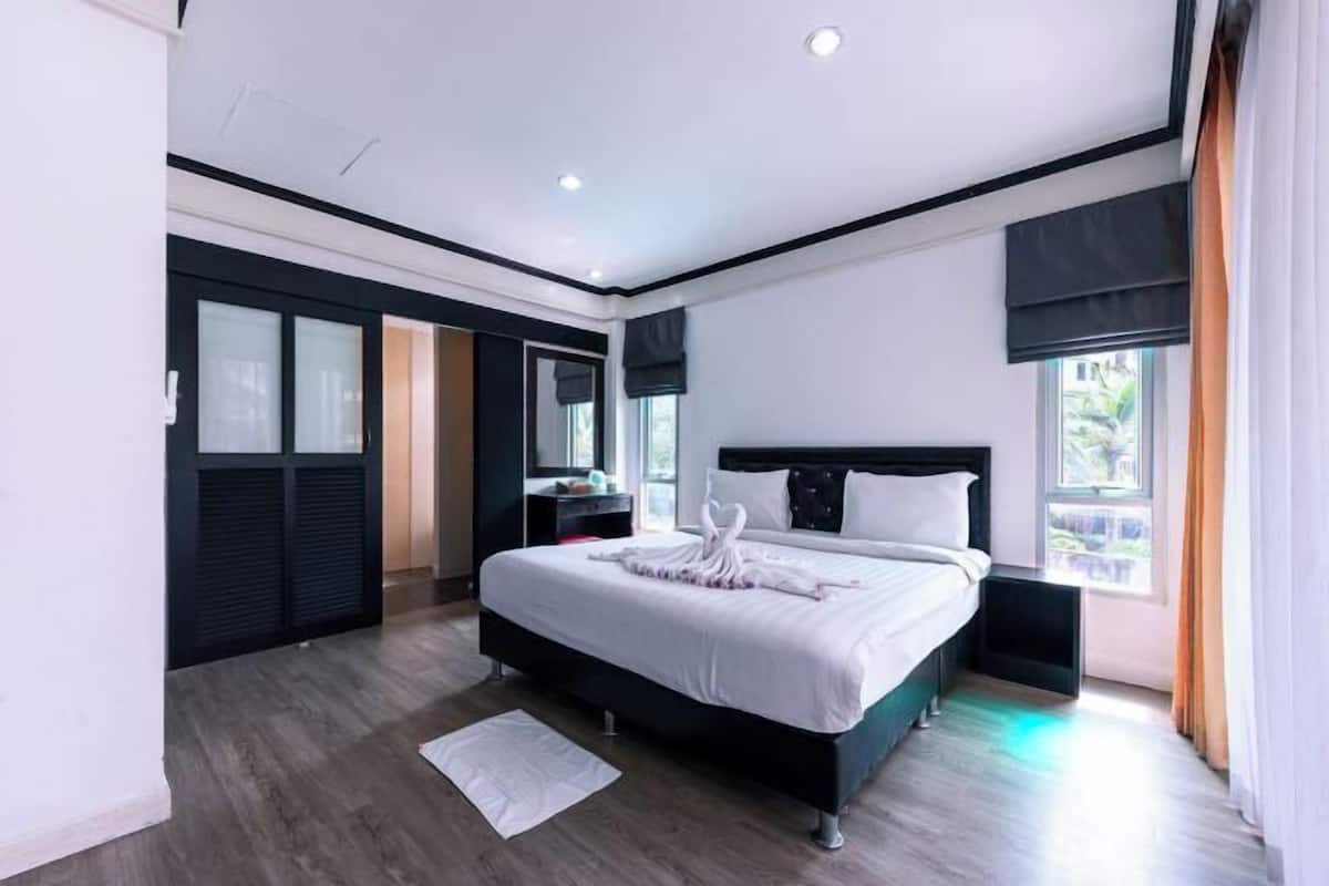 1 bedroom, in-room safe, blackout curtains, free WiFi