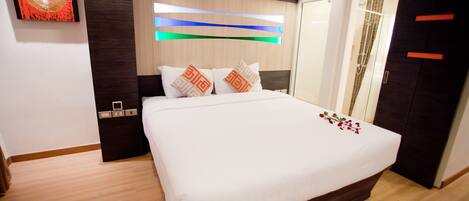 Deluxe Room | Minibar, in-room safe, desk, rollaway beds
