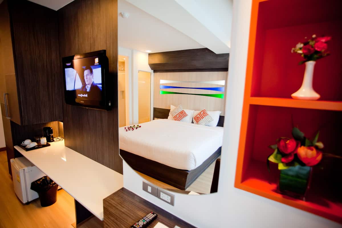 Deluxe kamer | Een minibar, een kluis op de kamer, een bureau, extra bedden