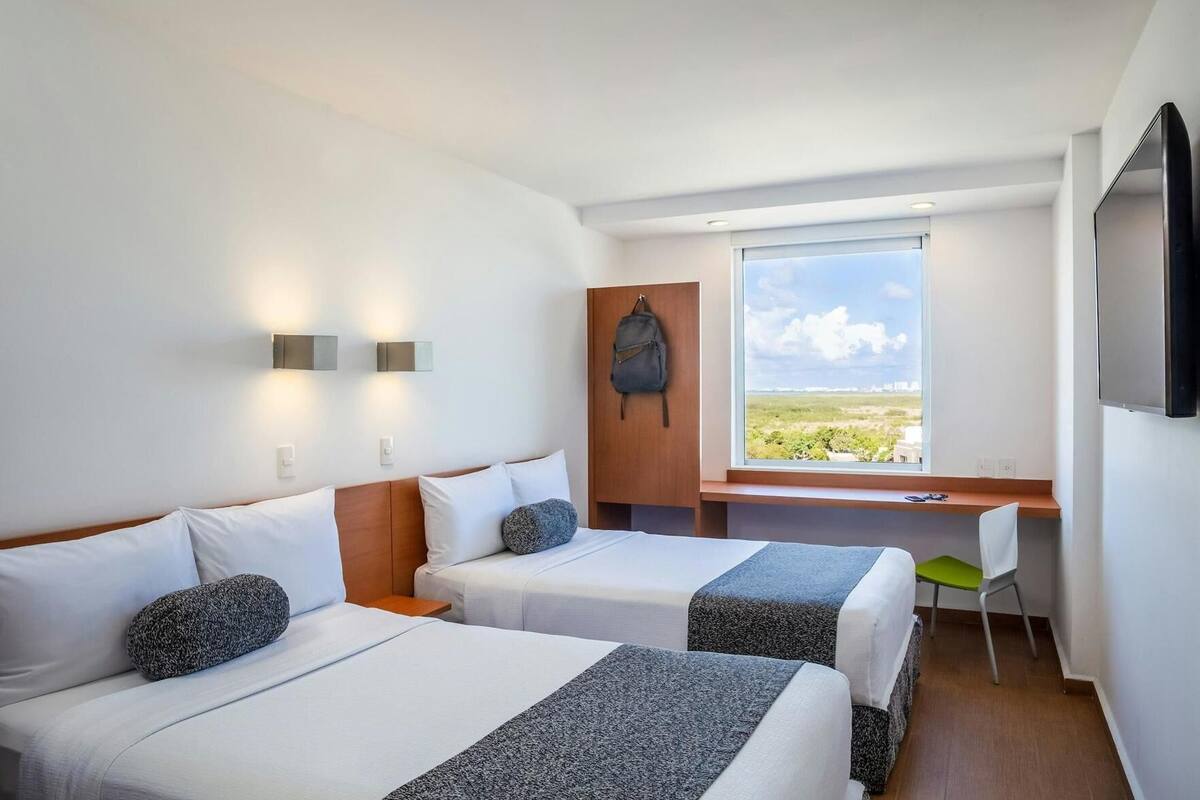 Escritorio, cortinas blackout, cunas gratuitas y wifi gratis