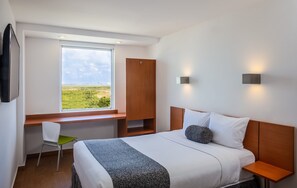 スーペリア ルーム クイーンベッド 1 台 | デスク、遮光カーテン、ベビーベッド (無料)、WiFi (無料)