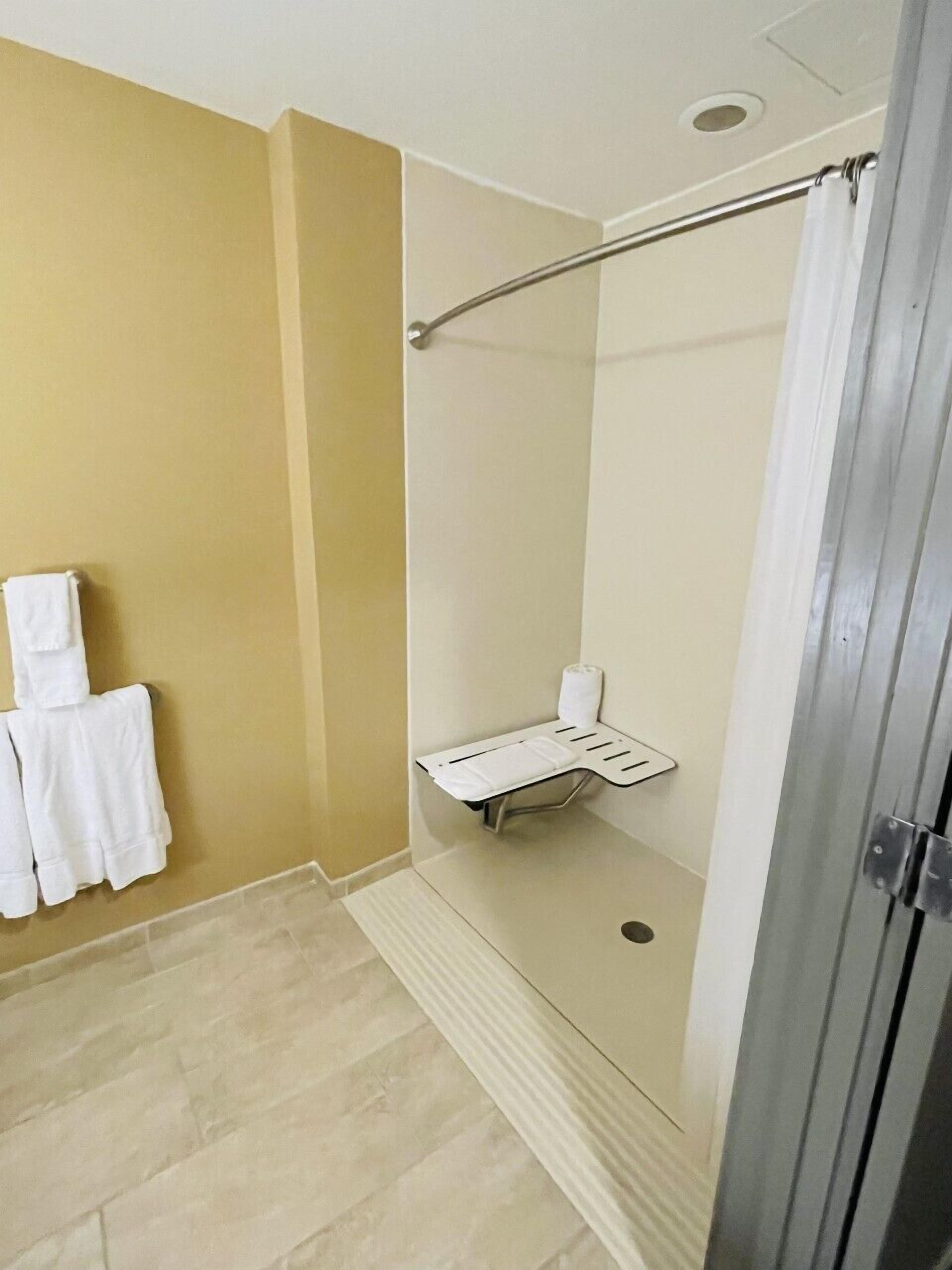 deluxe double room, accessible | bathroom | combined shower/bathtub, free toiletries, hair dryer, towels
