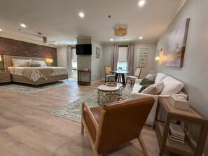 Blackout drapes, iron/ironing board, free WiFi, bed sheets - Hotel 27  (Greenville)