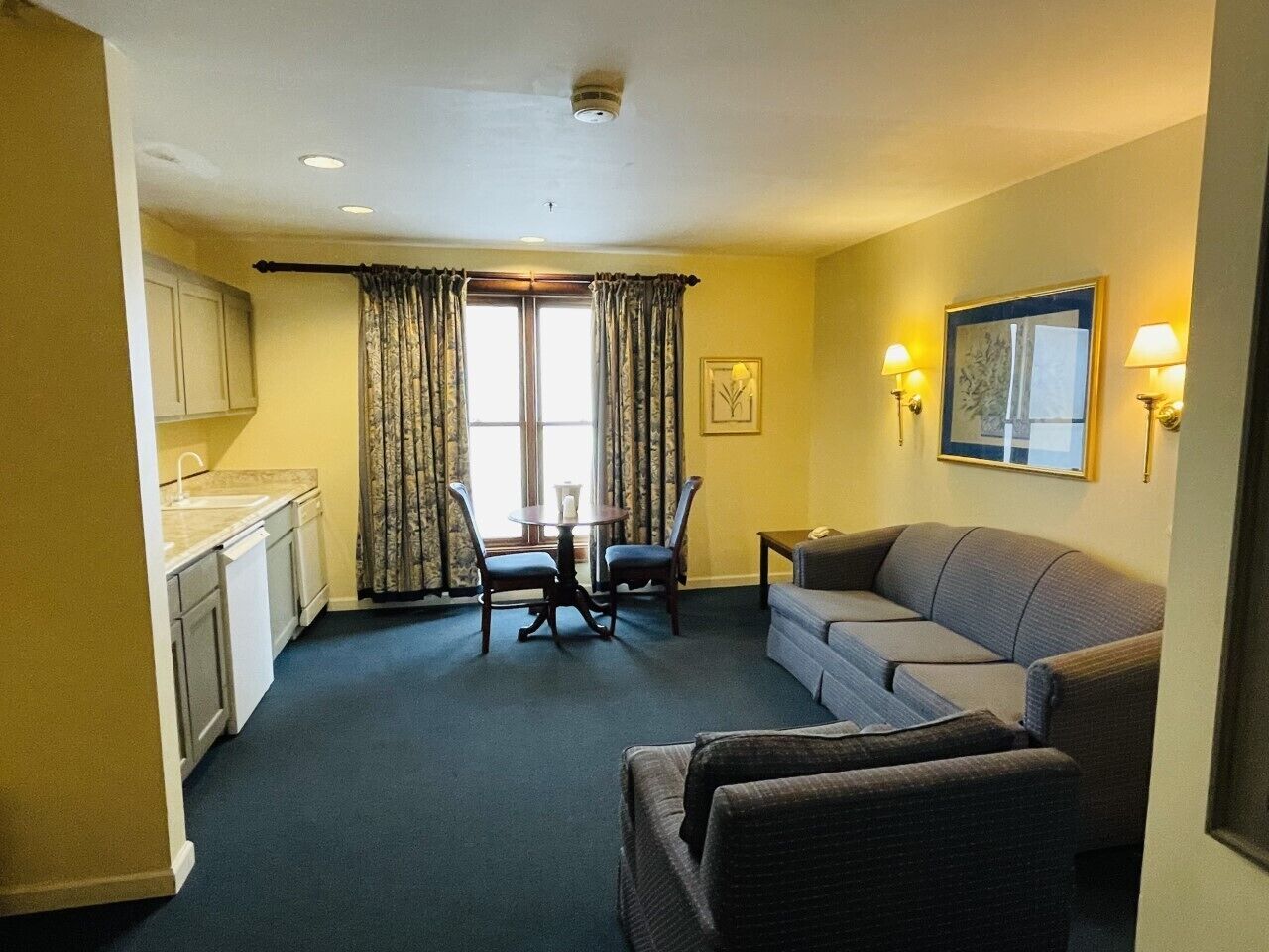classic suite | living area | 32-inch flat-screen tv with cable channels, tv