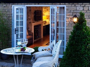 Phòng đôi, có phòng tắm riêng, quang cảnh vườn (The Burghley) | 1 phòng ngủ, nôi/cũi di động, bộ trải giường 