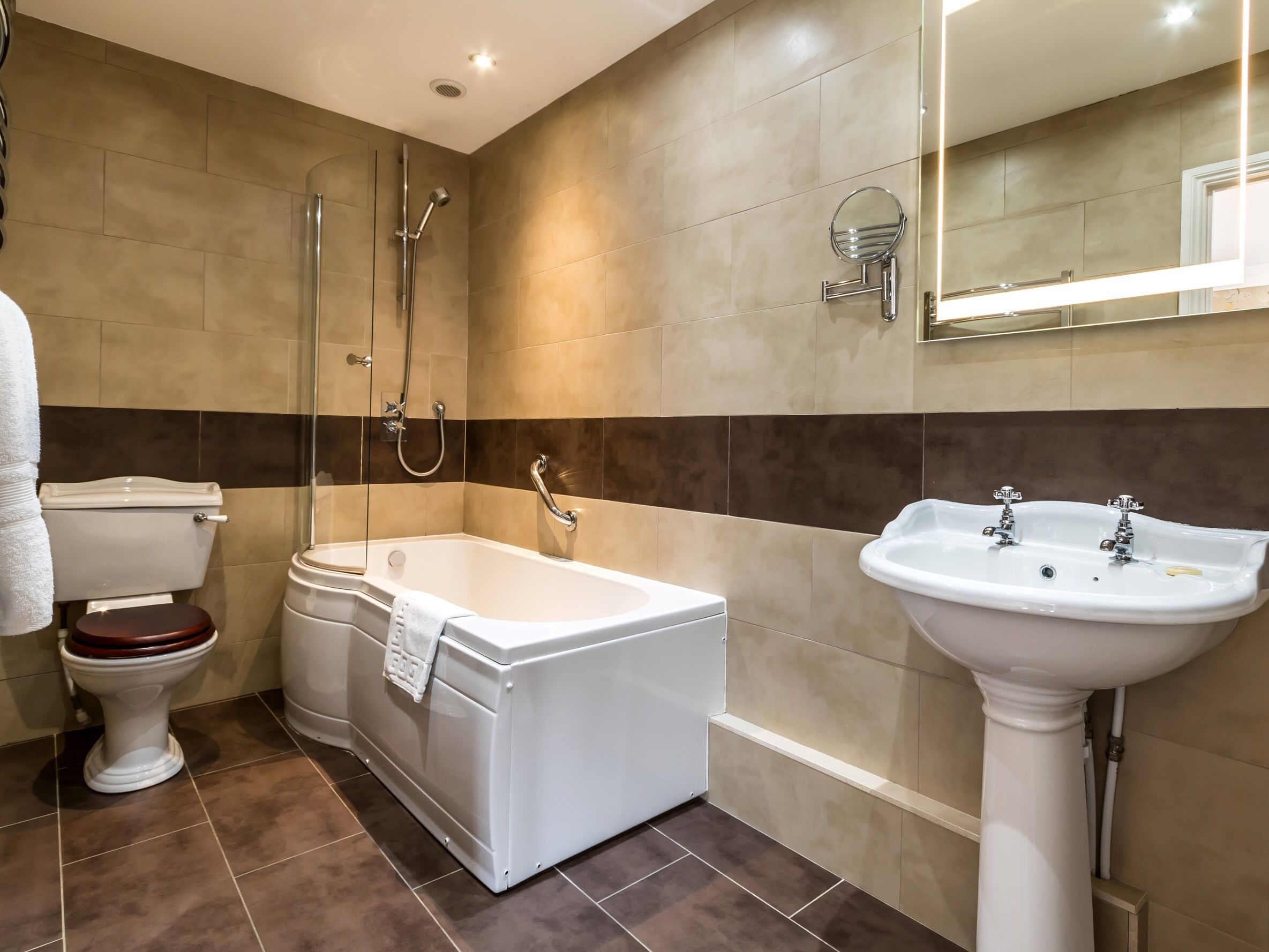 Un baño con inodoro, bañera, ducha y lavamanos.
