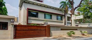 Premium bedding, in-room safe, iron/ironing board, free WiFi