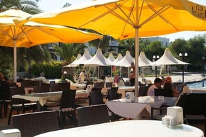 Breakfast, lunch and dinner served - Club Aquarium (Bodrum)