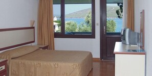 Habitación estándar | Minibar, caja de seguridad en la habitación y insonorización 