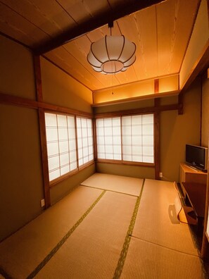 Japanese Style Twin Room with Shared Bathroom, Non Smoking | Free WiFi, bed sheets