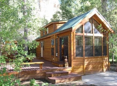 Exterior. Cedar Pines Resort