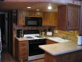 Refrigerador con freezer, microondas, horno, placa de cocina