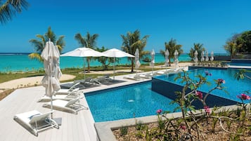 Piscine extérieure, parasols de plage, chaises longues