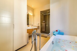 Căn hộ Premium, 3 phòng ngủ | Phòng tắm | Đồ dùng nhà tắm miễn phí, máy sấy tóc, khăn tắm, xà phòng 