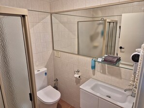 Executive Suite, 1 Katil Raja (King) | Bilik Mandi | Kelengkapan dandanan diri percuma, pengering rambut, tuala disediakan 