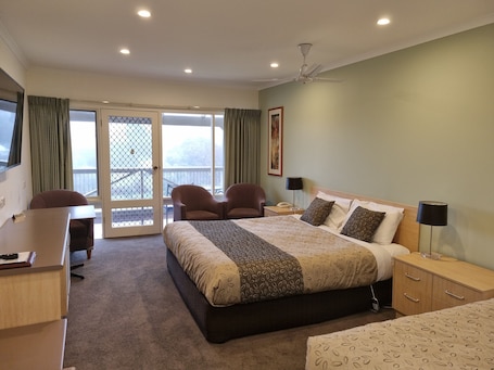 Ropa de cama de alta calidad y espacio para trabajar con laptop . Golden Heritage Accommodation