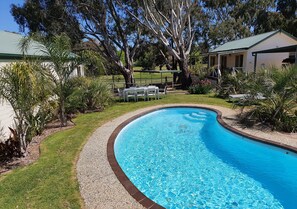 Kolam renang terbuka, kerusi lepak pantai 