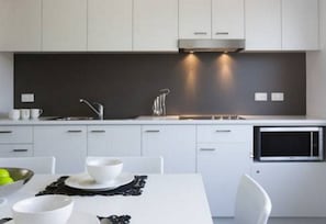 Lemari es besar, microwave, kompor, dan mesin pembuat kopi/teh