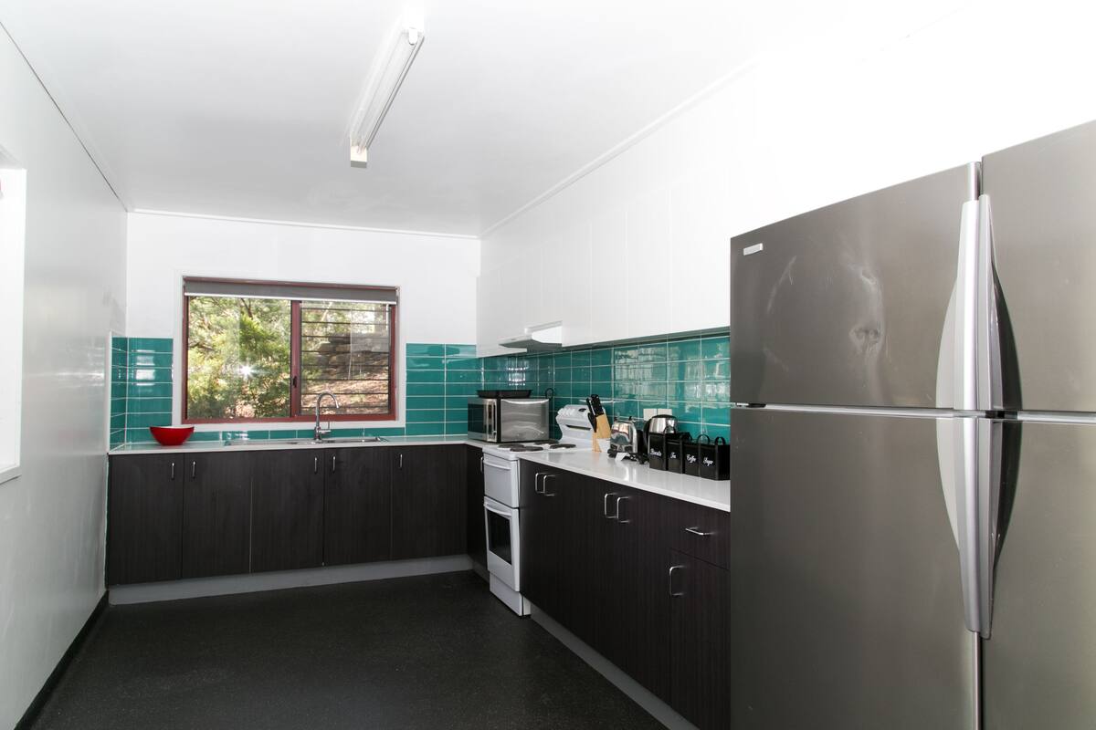 Coffee/tea maker, full-size fridge, microwave, stovetop