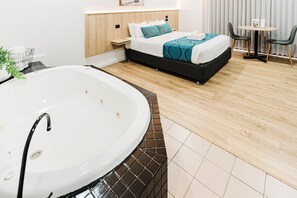 Spa Deluxe Room - Not Pet Friendly | Premium bedding, individually decorated, individually furnished, desk - Country 2 Coast Coffs Harbour Motor Inn (Coffs Harbour)
