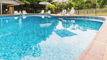 Udendørs pool, parasoller, liggestole