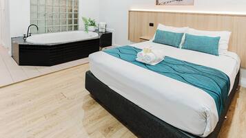 Rom – deluxe | Skrivebord, lydisolert, strykejern/-brett og barnesenger