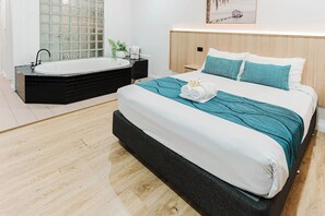 Spa Deluxe Room - Not Pet Friendly | Premium bedding, individually decorated, individually furnished, desk - Country 2 Coast Coffs Harbour Motor Inn (Coffs Harbour)