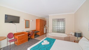 Spa Deluxe Room - Not Pet Friendly | Desk, soundproofing, iron/ironing board, cribs/infant beds - Country 2 Coast Coffs Harbour Motor Inn (Coffs Harbour)
