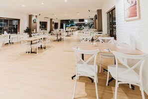Breakfast and dinner served - Country 2 Coast Coffs Harbour Motor Inn (Coffs Harbour)