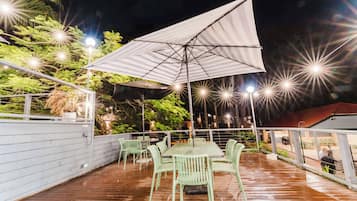 Außenpool, Sonnenschirme, Liegestühle