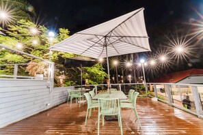 Outdoor pool, pool umbrellas, sun loungers - Country 2 Coast Coffs Harbour Motor Inn (Coffs Harbour)