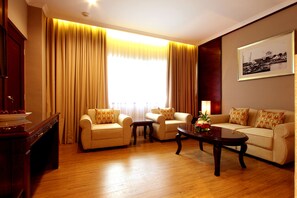 Executive Suite | Living room | 32-inch TV with cable channels