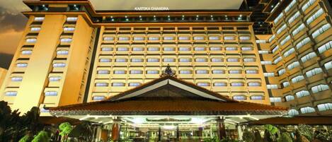 Vista frontal de la propiedad