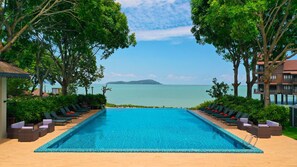 Outdoor pool, sun loungers - Ombak Villa Langkawi (Langkawi)