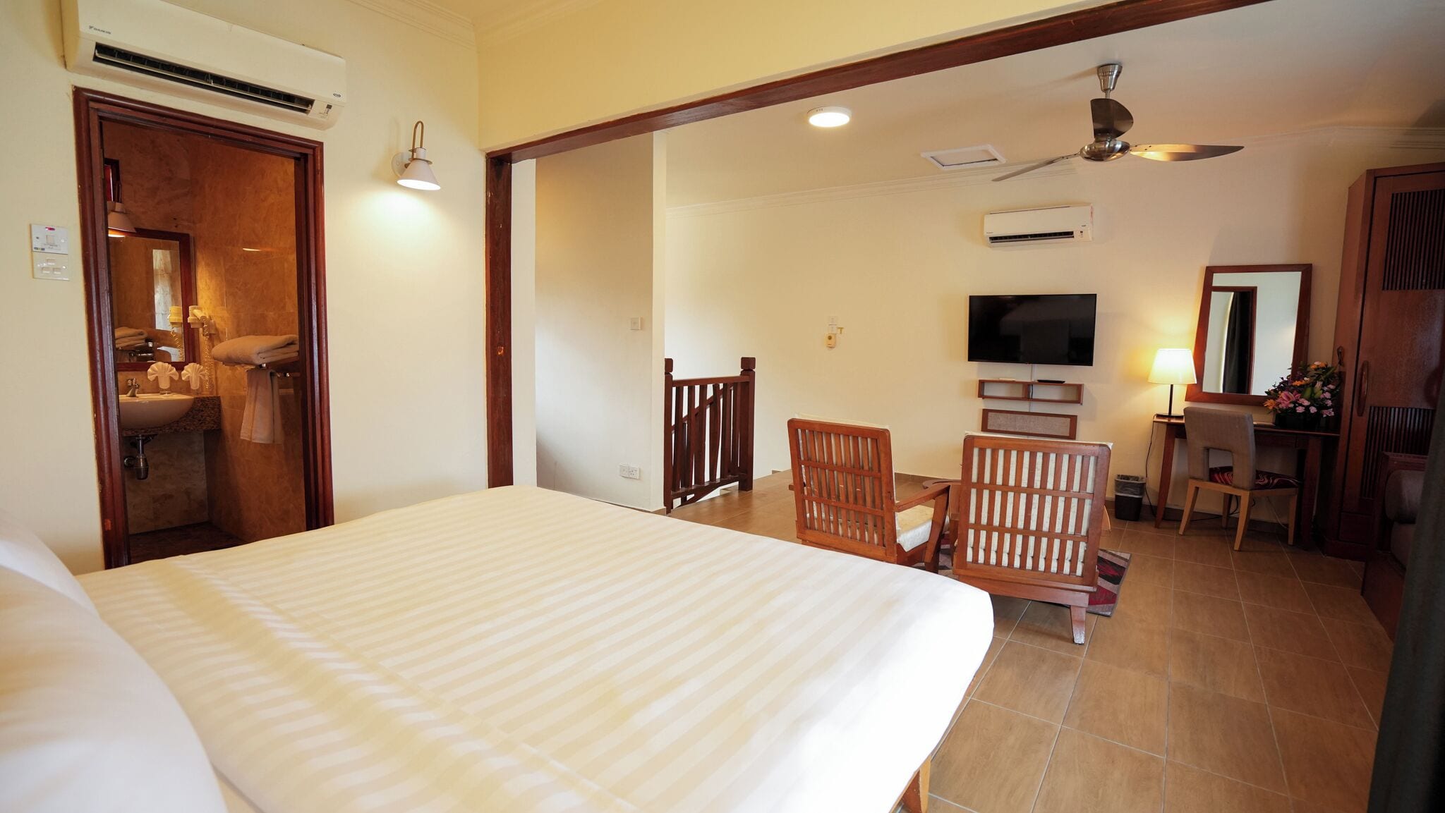 Monolocale Classic | Cassaforte in camera, una scrivania, tende oscuranti, insonorizzazione