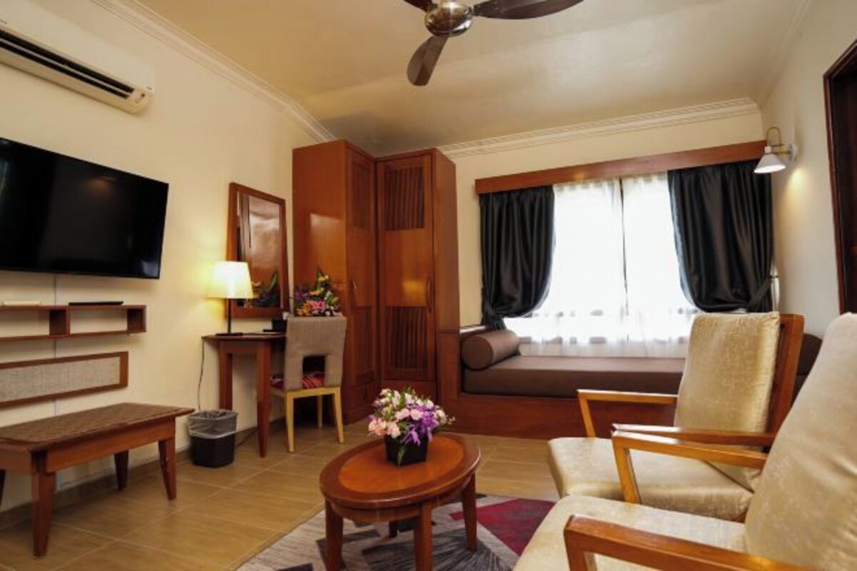 Living area | 32-inch LED TV with satellite channels, TV