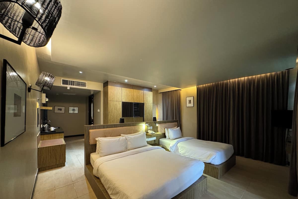 Habitación triple (Ombak Suite) | 1 dormitorio, caja fuerte, escritorio y cortinas opacas