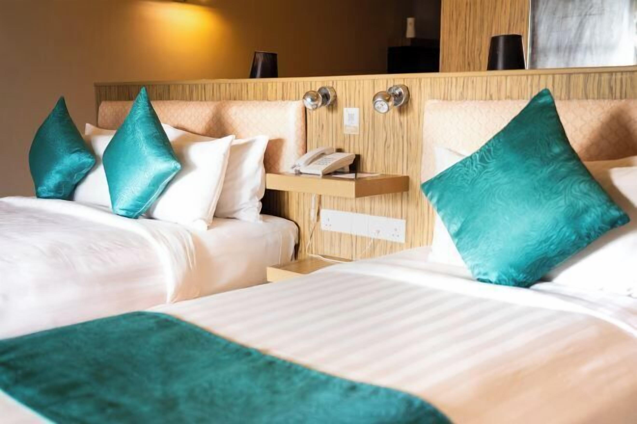 ตู้นิรภัยในห้องพัก, โต๊ะทำงาน, ผ้าม่านกันแสง, ห้องเก็บเสียง