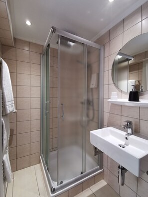 Shower, rainfall showerhead, hair dryer, towels - BIVIUS Hotel Restaurant Luxembourg (Strassen)