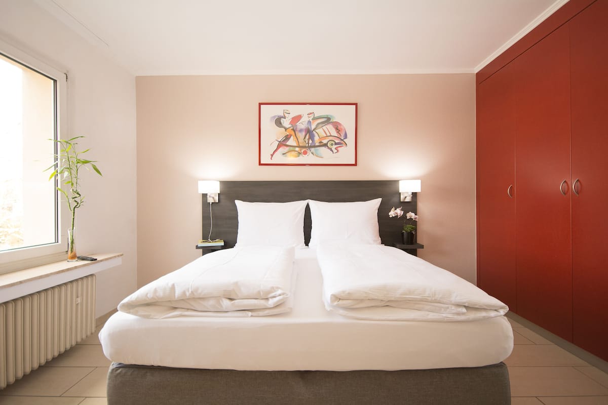 Hypo-allergenic bedding available, in-room safe, desk, laptop workspace