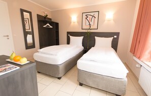 Twin Room | Hypo-allergenic bedding, in-room safe, desk, laptop workspace