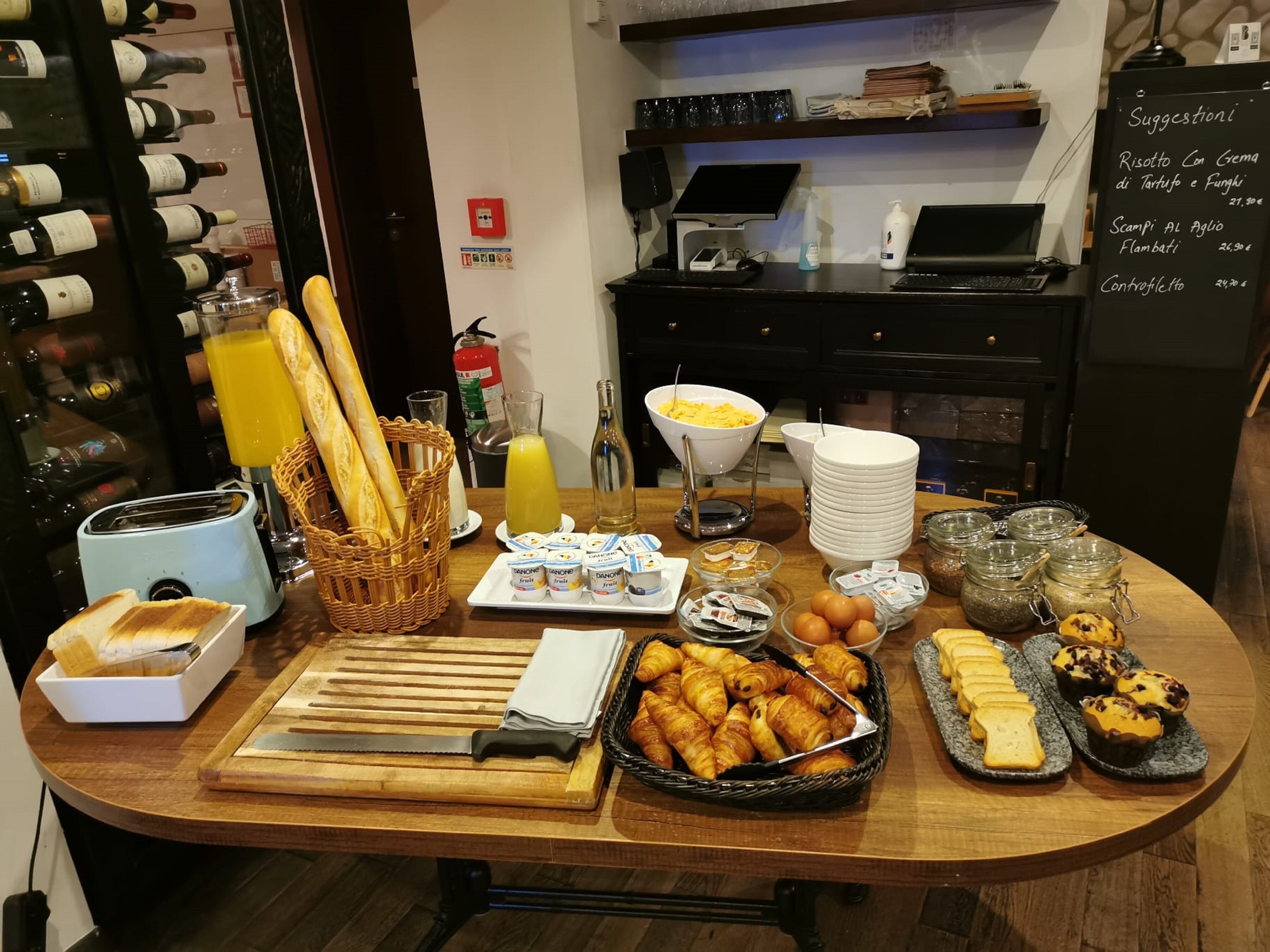 Sarapan Eropah setiap hari (EUR 14 seorang) 