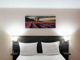Quarto conforto, 1 cama Queen | Roupas de cama antialérgicas, cofres nos quartos, escrivaninha