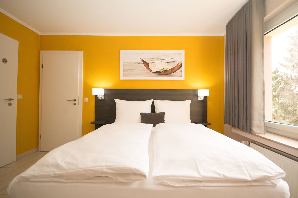 Hypo-allergenic bedding available, in-room safe, desk, laptop workspace