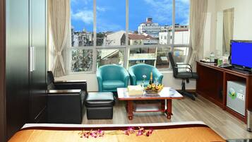 Deluxe Double or Twin Room, City View | Bar mini, peti besi dalam bilik, meja, katil lipat simpan/tambahan