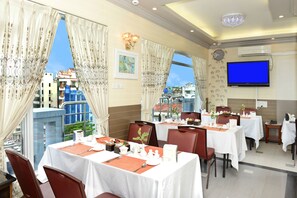 Se sirven desayunos, comidas y cenas con vista al mar 