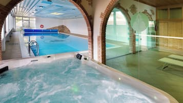 Indoor spa tub